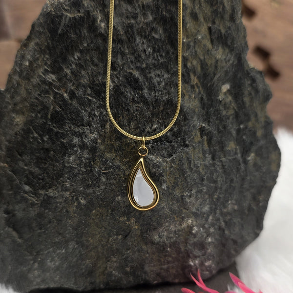 Elegant Teardrop Pendant Necklace
