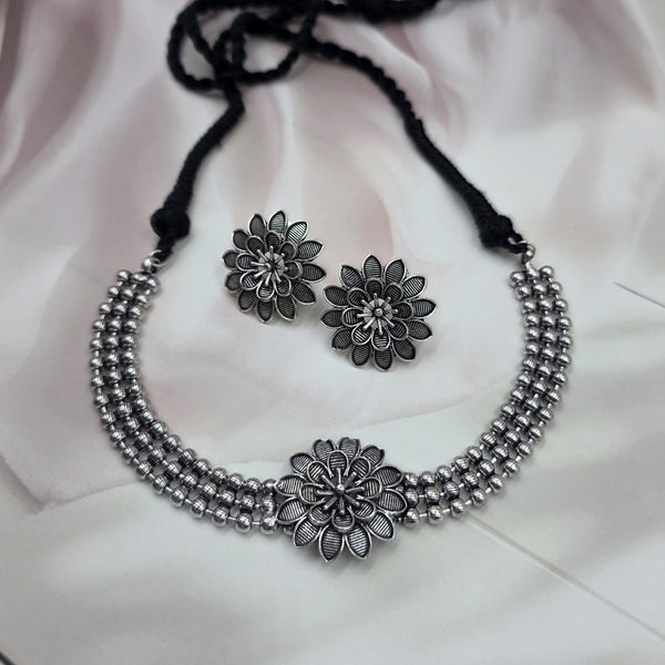 choker necklace and earring set.