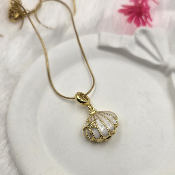 Elegant Seashell Pendant Necklace