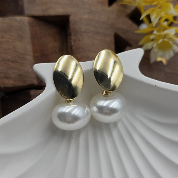 Modern and elegant drop earrings.