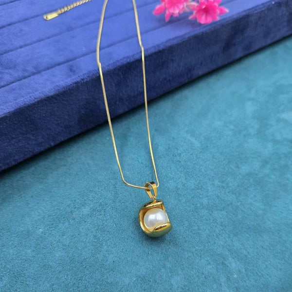 single, white, baroque or teardrop-shaped pearl Necklace